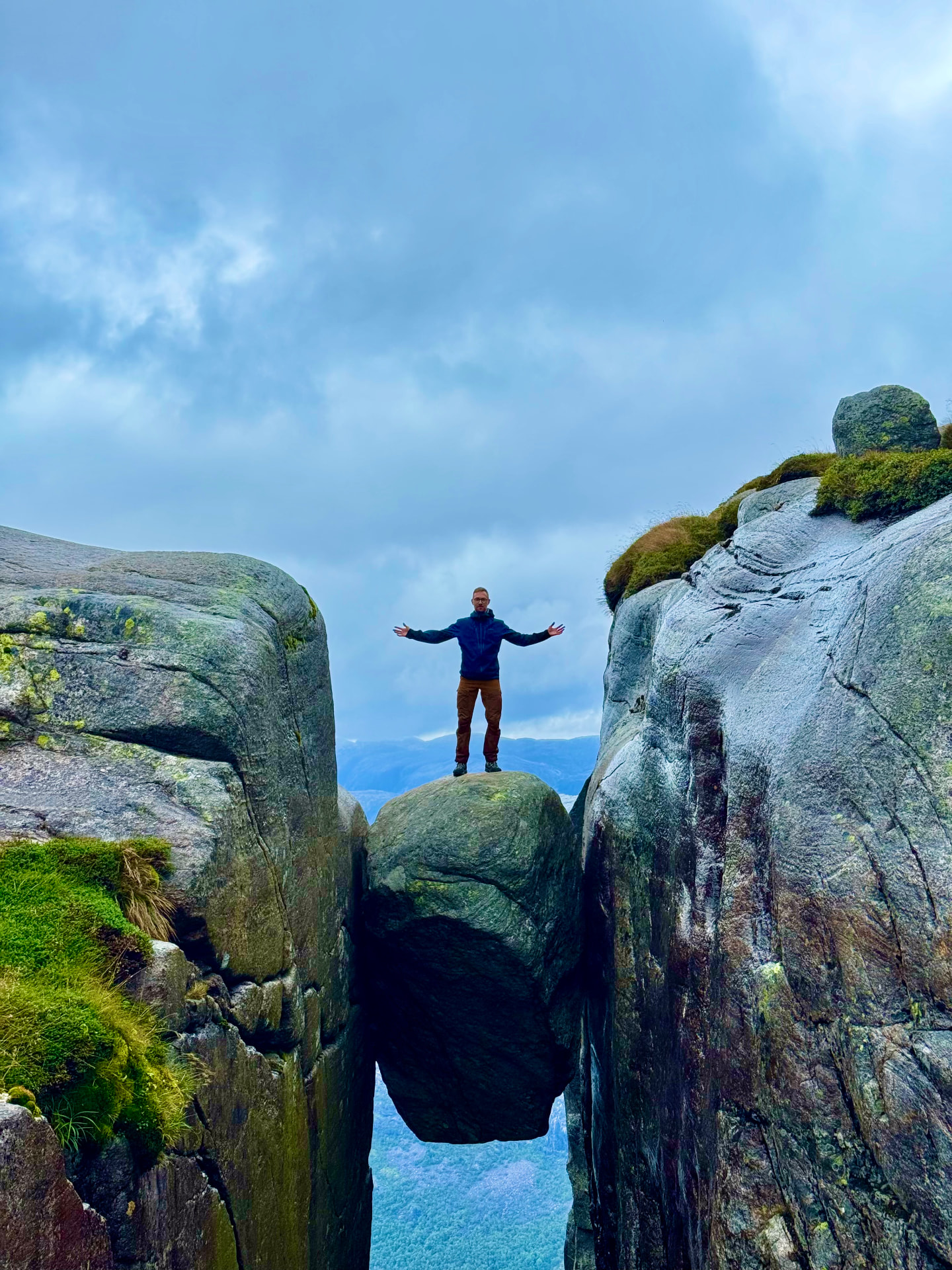 Martin stående på Kjerag-Bolten i Norge